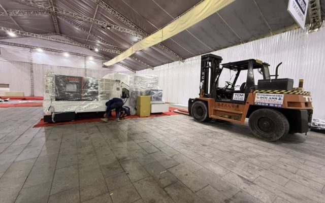 xe nâng triển lãm
