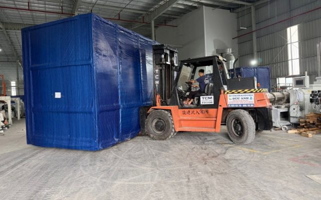 Tài xế xe nâng vận hành thiết bị an toàn tại bến cảng Hải Phòng