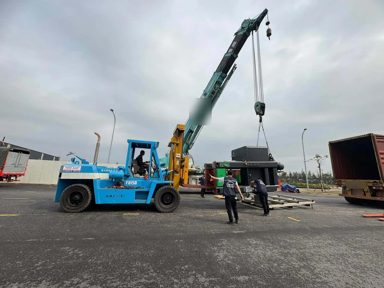Xe nâng 15 tấn và xe cẩu phối hợp hạ máy công nghiệp có người chỉ huy tại Xe Nâng Đức Anh