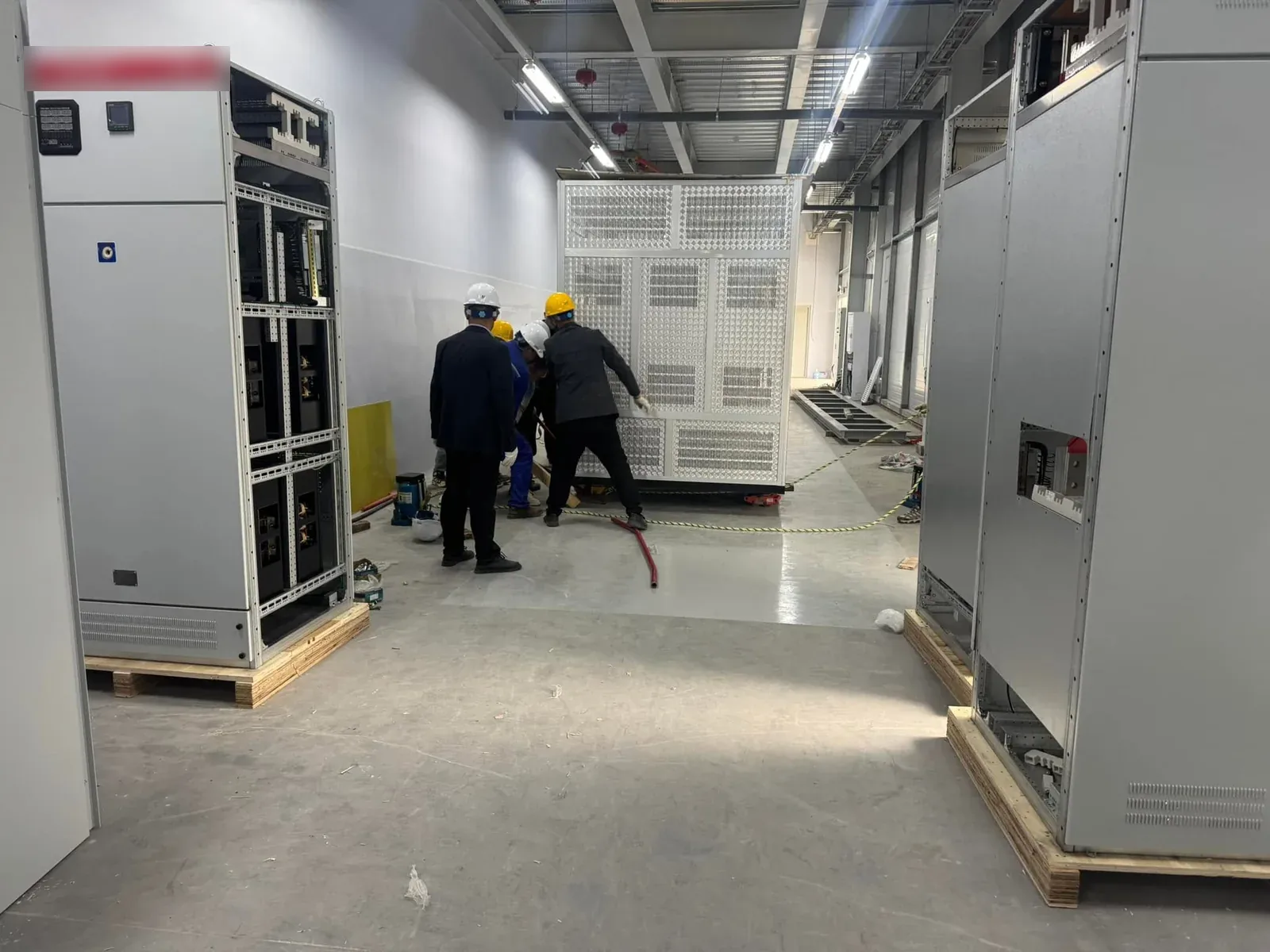 Máy biến áp và tủ điện trong phòng điện khi đang di dời, căn chỉnh vào bệ tại Xe Nâng Đức Anh