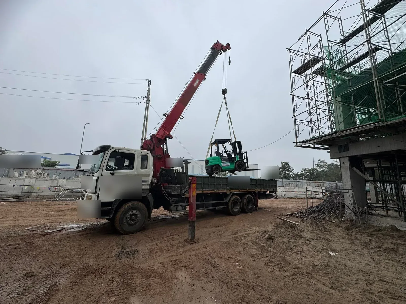 Xe cẩu tự hành nâng xe nâng 2,5–3 tấn bằng dây cáp giao tới công trường xây dựng tại Xe Nâng Đức Anh