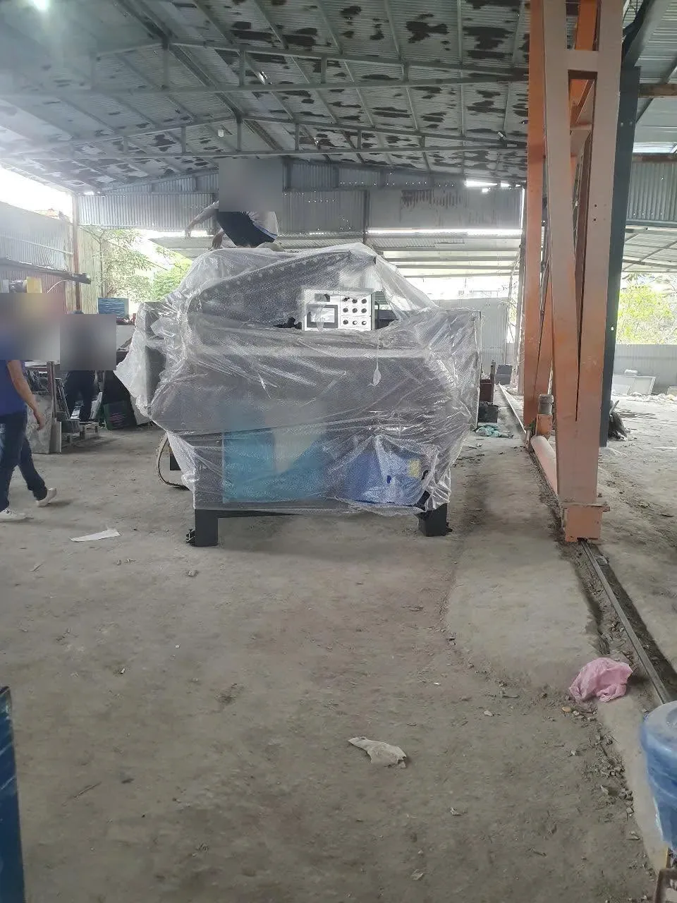 Máy gia công đá bọc nilon sau khi được rút khỏi container, đặt trong xưởng tại Xe Nâng Đức Anh
