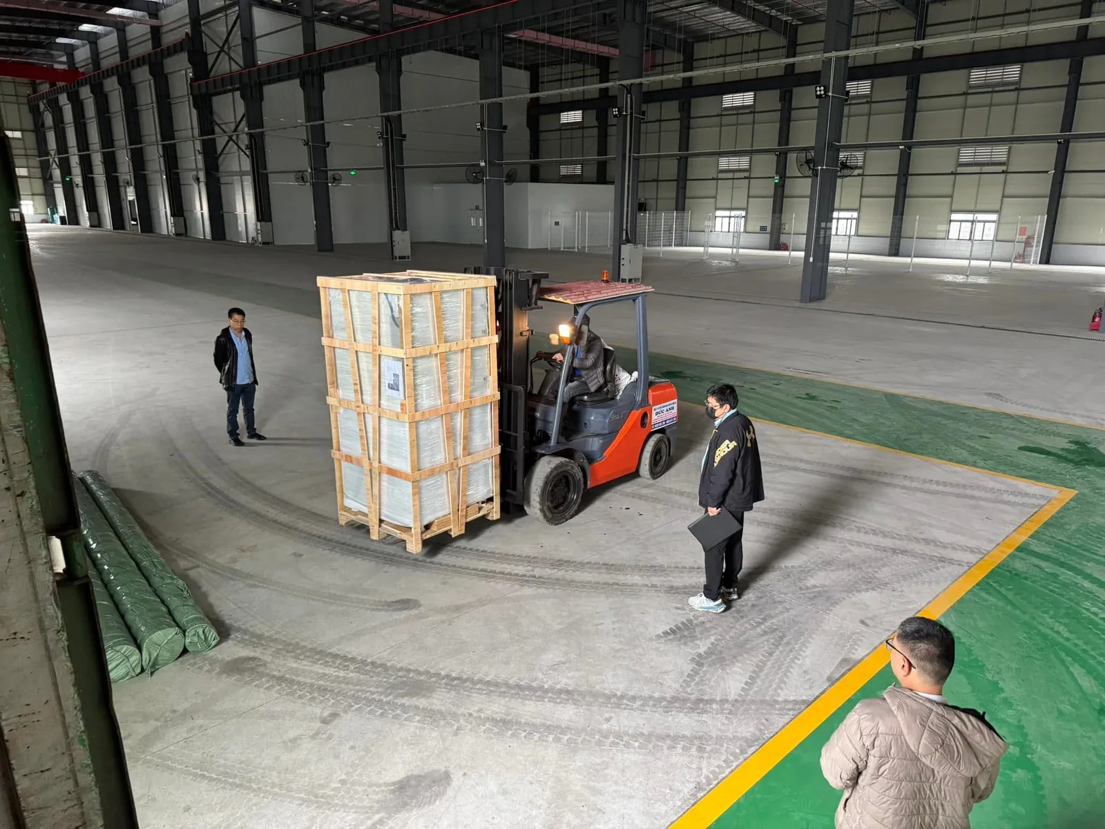 Thuê xe nâng 3 tấn chuyển kiện kính vào nhà xưởng mới dưới sự giám sát tại Xe Nâng Đức Anh