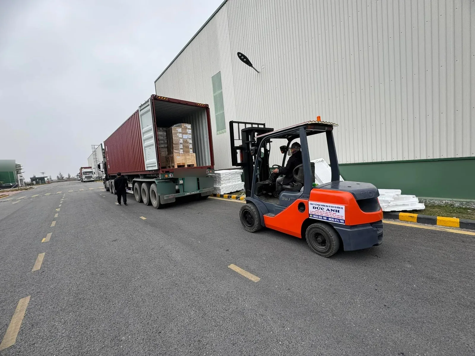 Xe nâng thuê theo ca rút hàng thùng carton từ container cạnh nhà xưởng tại Xe Nâng Đức Anh