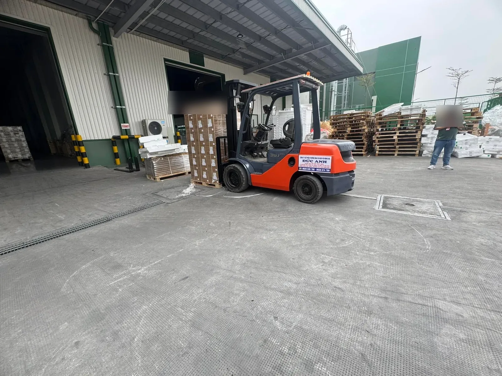 Xe nâng 3 tấn chở pallet thùng carton xếp cao trước cửa kho nhà máy tại Xe Nâng Đức Anh